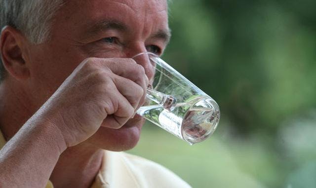 Eine Trinkkur lindert Beschwerden unter anderem im Bereich der Verdauungs- und Stoffwechselorgane